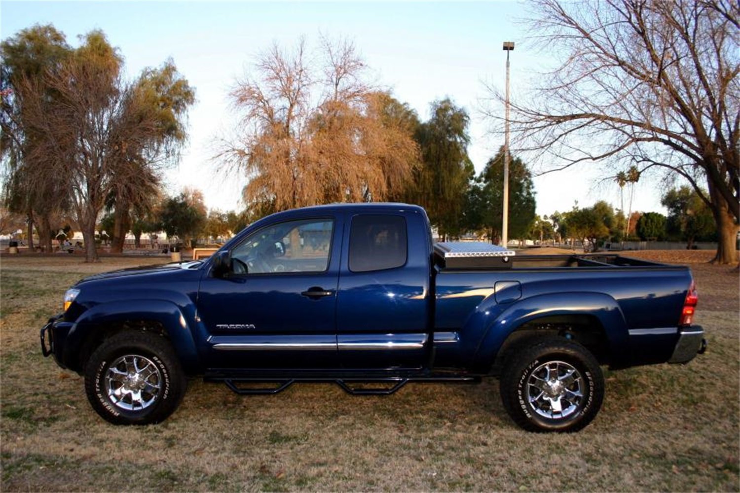 Toyota Tacoma RealTruck Nerf Steps | Wheel-to-Wheel, Heavy Duty Steel, Gloss Back | T0678QC | Fits 2005-2015 Toyota Tacoma Access Cab 6' Standard Bed, SRW Gas