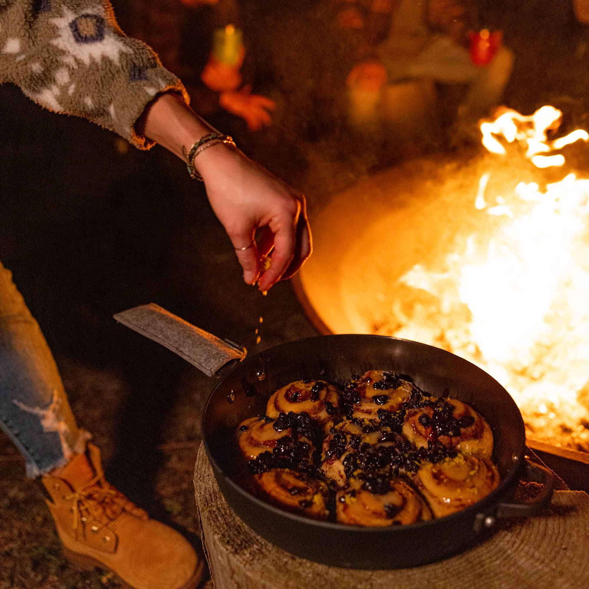 GSI Outdoors Outdoor Cookset Guidecast: 10" Deep Frypan with Dome Lid, Dual-Sided Cast Iron Griddle/Grill, Removable Handles