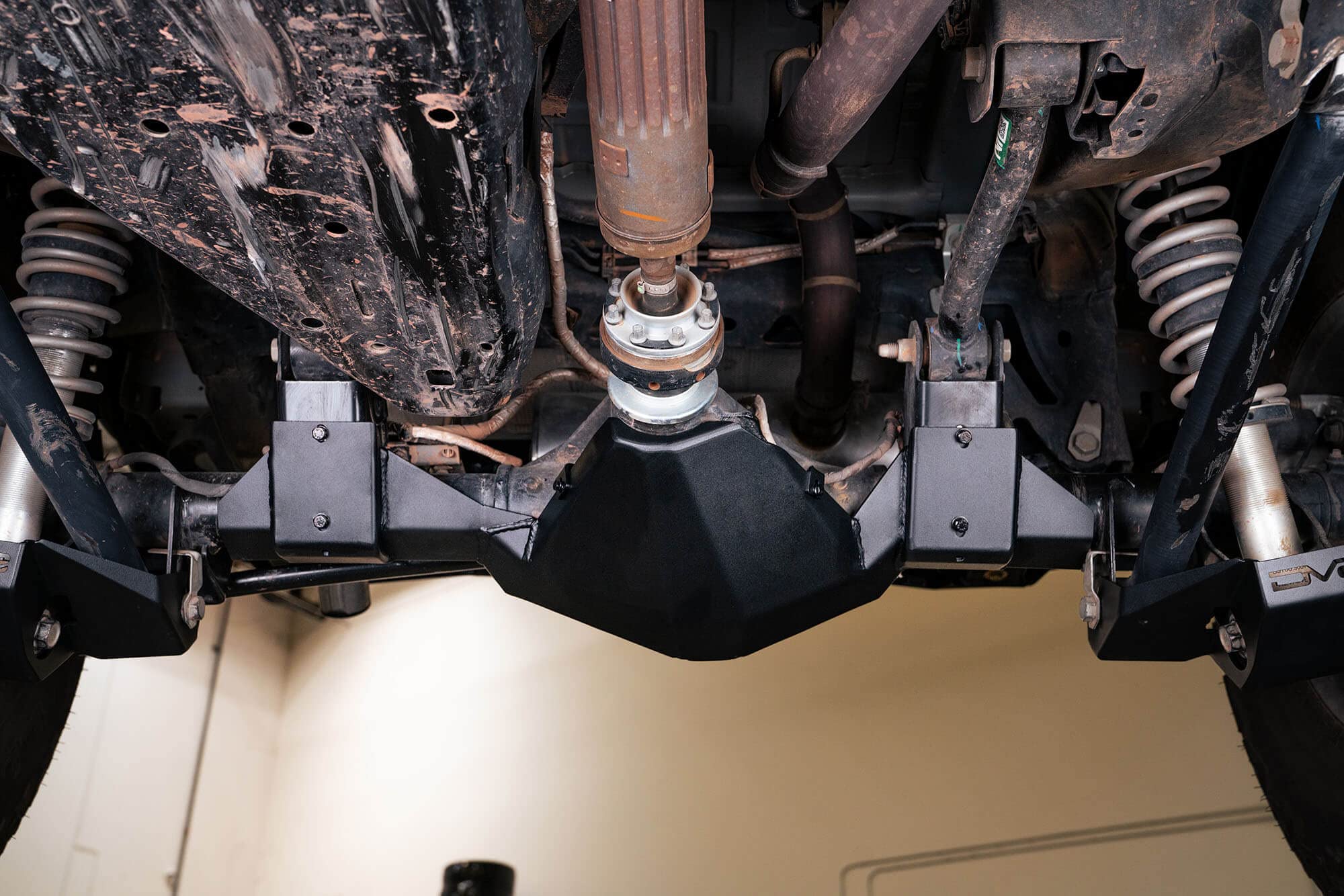 Rear Differential Skid Plate DV8 Offroad for 2021-2025 Ford Bronco | Paintable Aluminum Inserts | Quick & Easy Installation | Multiple Drain Holes | Bolt-on Installation | Black Finish
