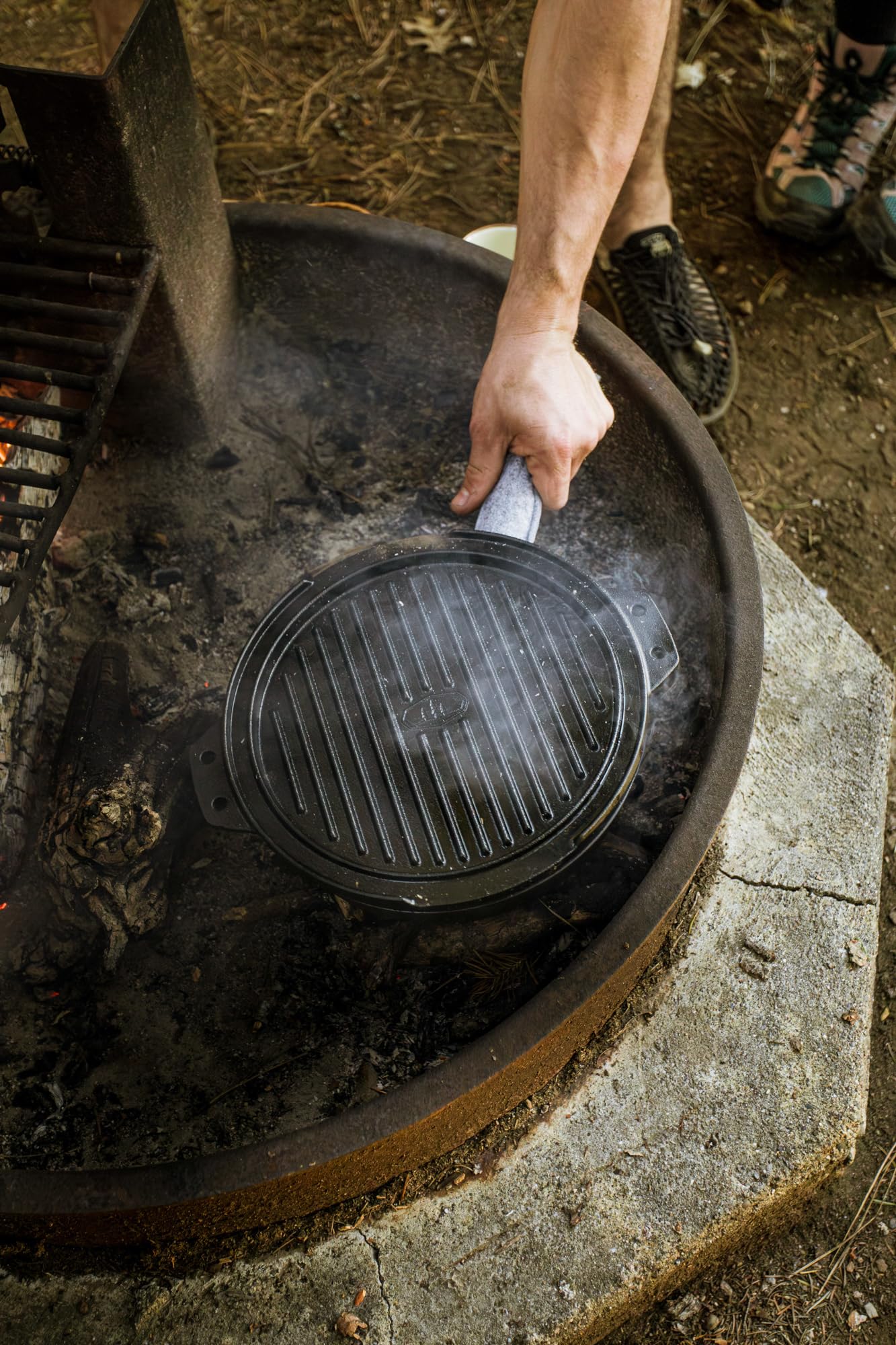GSI Outdoors Outdoor Cookset Guidecast: 10" Deep Frypan with Dome Lid, Dual-Sided Cast Iron Griddle/Grill, Removable Handles