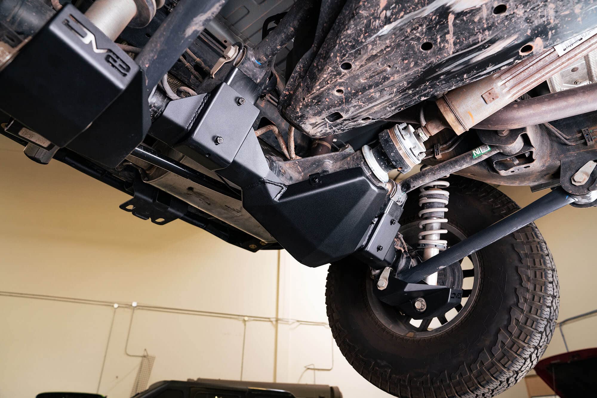 Rear Differential Skid Plate DV8 Offroad for 2021-2025 Ford Bronco | Paintable Aluminum Inserts | Quick & Easy Installation | Multiple Drain Holes | Bolt-on Installation | Black Finish