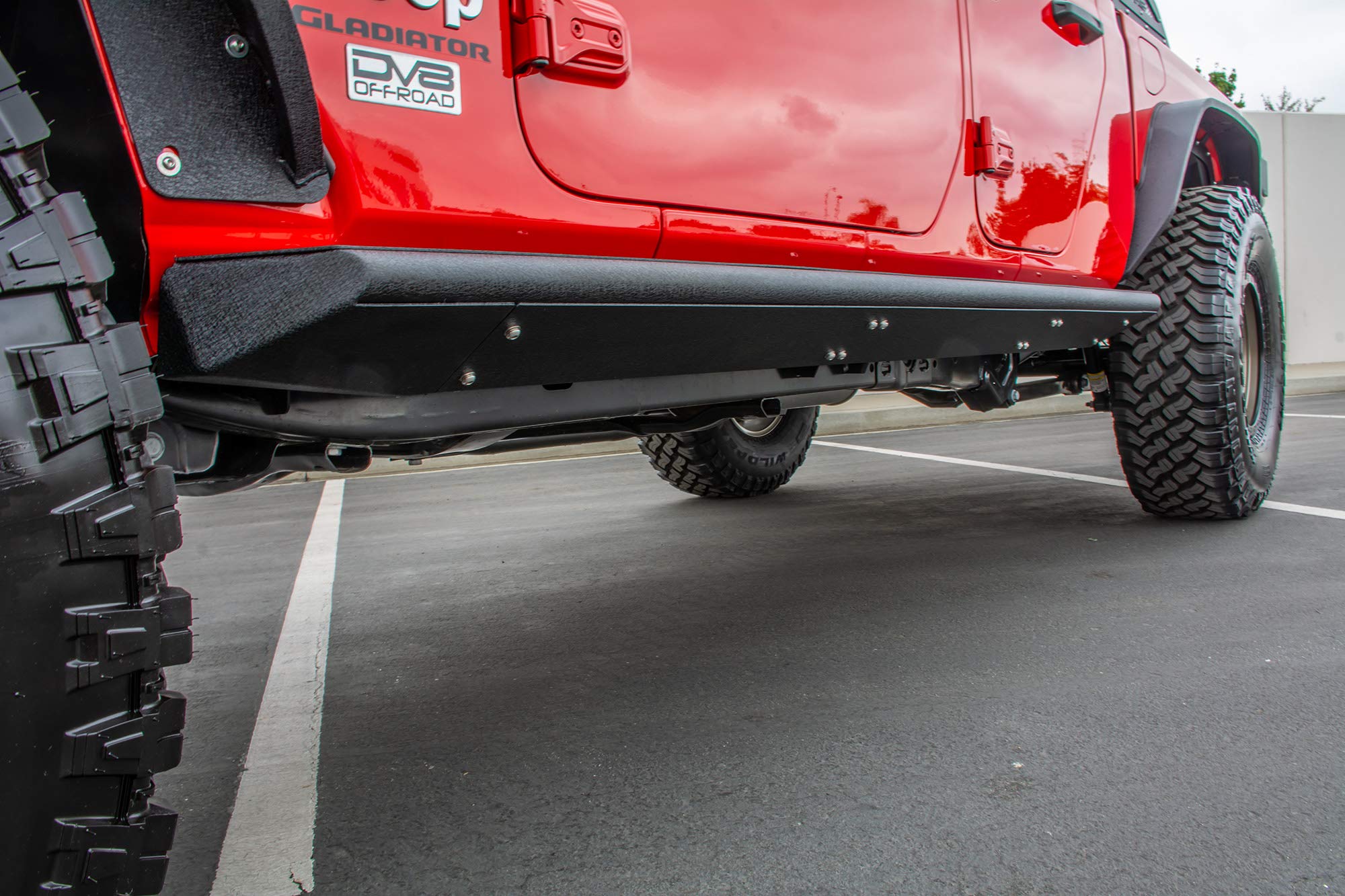 SRGL-02 | DV8 Offroad Rock Slider with Step for 2020-2025 Gladiator JT | Boxed Style | High Clearance | Replaceable Panels | Frame Mounted | Increased Protection