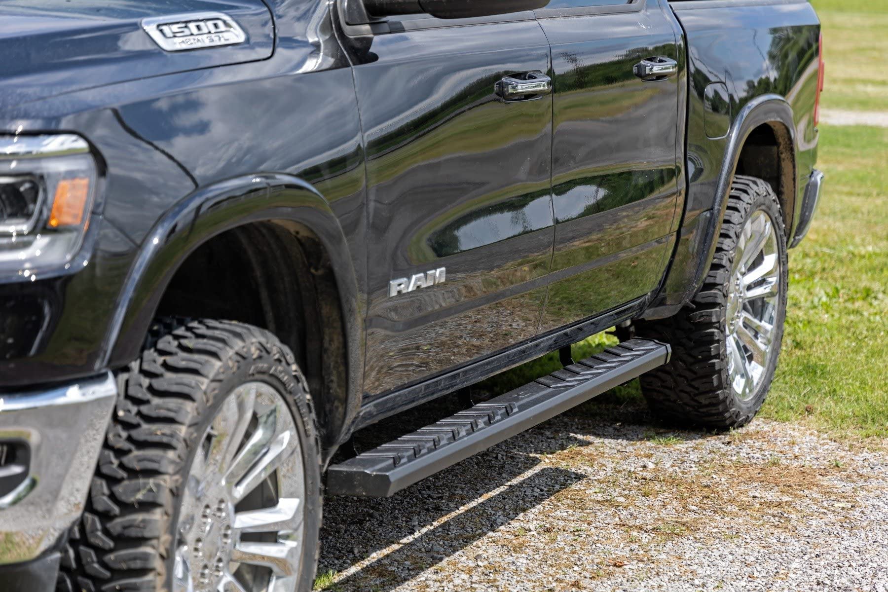 BA2 Running Boards Rough Country for Ram 1500 Crew Cab (2019-2022) - Wide 5" Non-Slip Side Steps