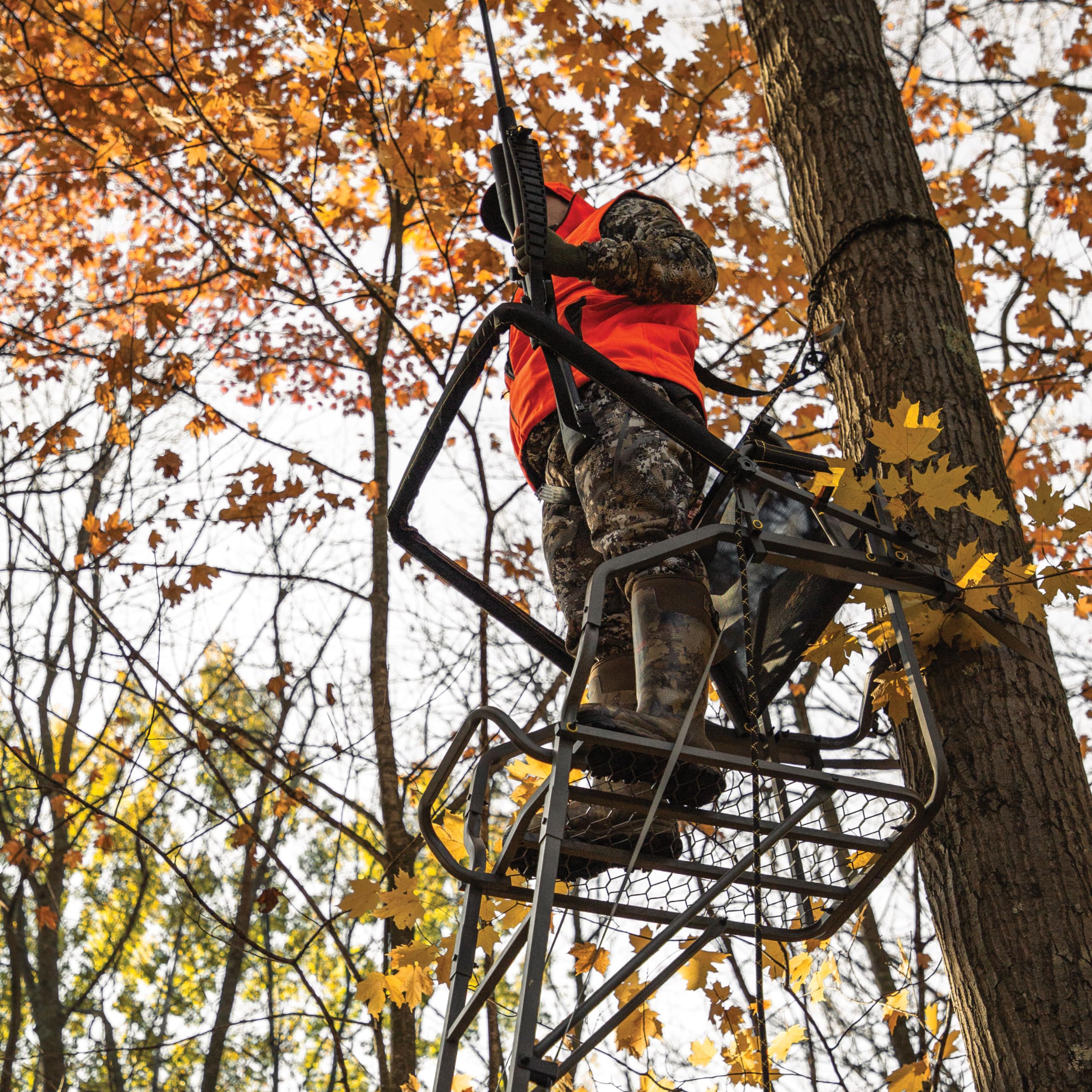 Retreat™ LS 1-Man Ladder Stand, Rivers Edge® 17’11” Height, Lockdown™ Strapping System, Flip-Up TearTuff™ Mesh Seat, 27” Deep Platform, 2-Way Adjustable Shooting Rail, RE670