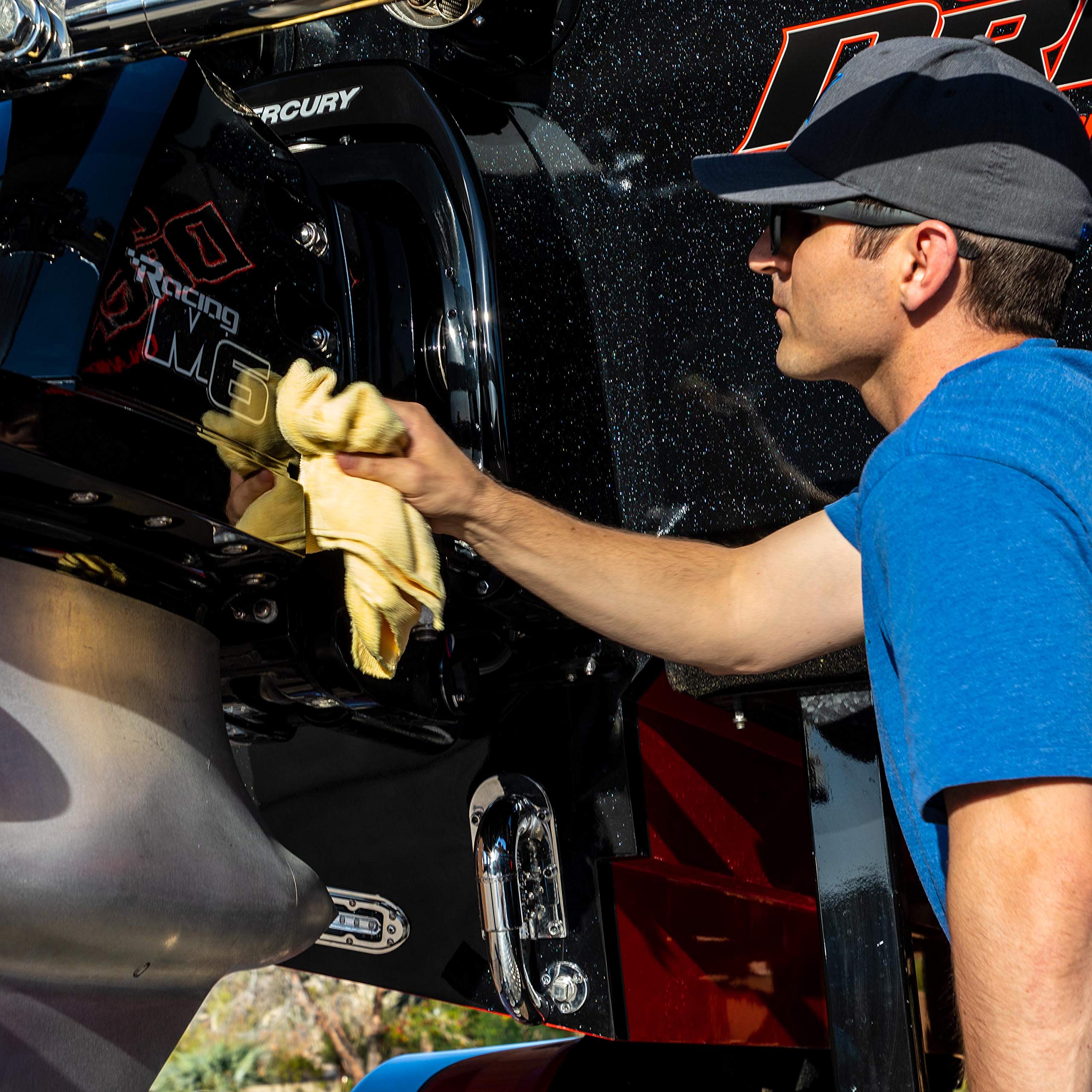 Meguiar's Marine Extreme Water Spot Detailer - Hard Water Stain Remover that Offers Additional Shine and Protection in One Advanced Detailing Spray - Non-Abrasive Formula, 32 Oz Spray