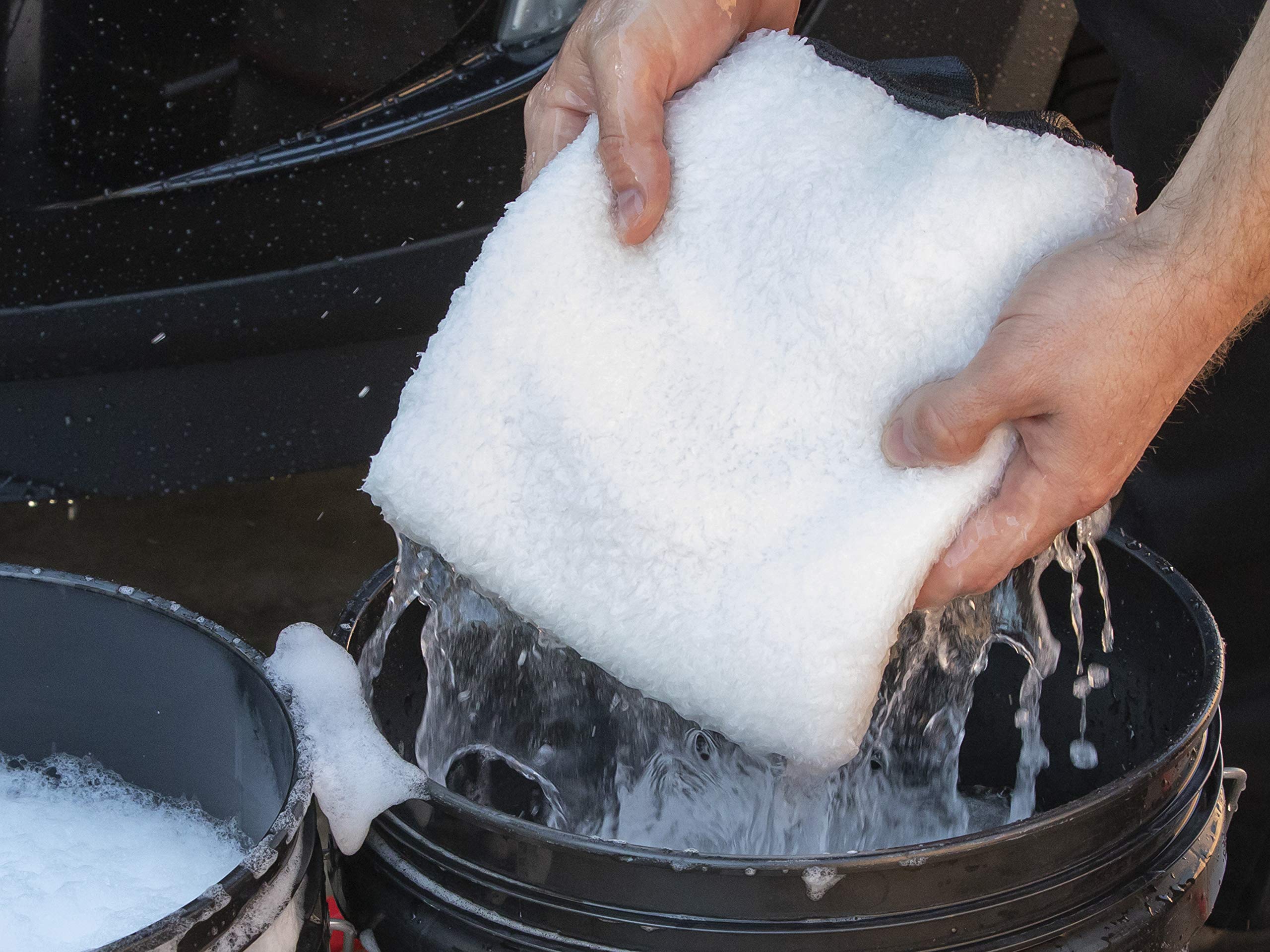 Meguiar's Microfiber Wash Mitt X3002, Super-Thick, Reusable Wash Mitt for Ultimate Finish, Safe on Clear Coats, Leaving You with A Show Car Finish, 1 Pack