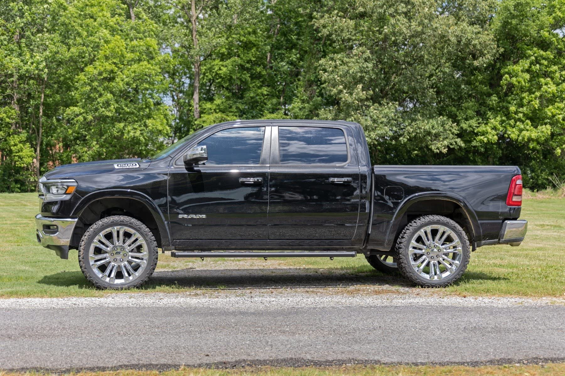 BA2 Running Boards Rough Country for Ram 1500 Crew Cab (2019-2022) - Wide 5" Non-Slip Side Steps