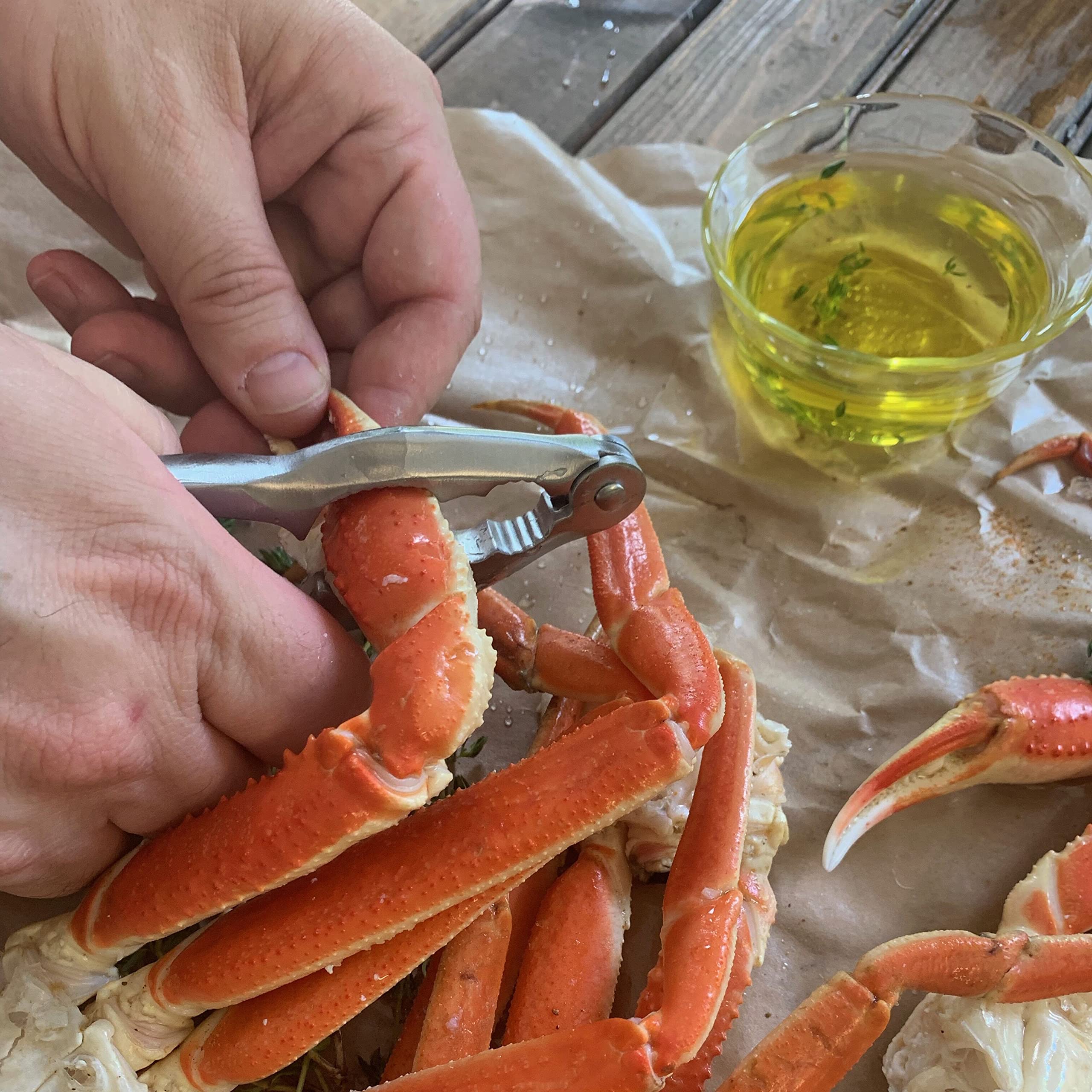 Bayou Classic Seafood Cracker 300-201 Features Firm Grip Point for Legs and Claws Spring Loaded Hinge and Locking Handle