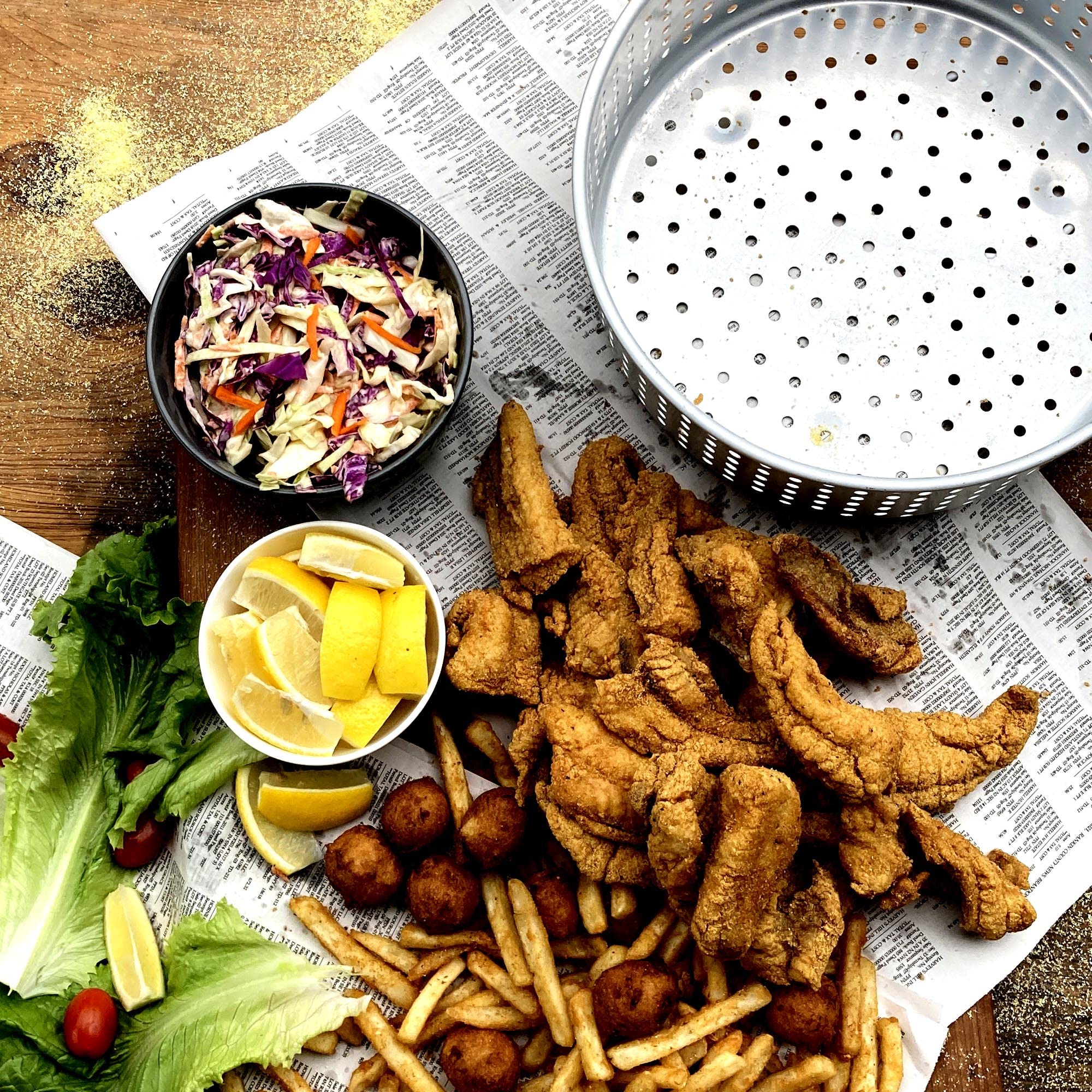 Bayou Classic B135 Aluminum Sportsman's Choice Fish Cooker Perfect To Fry Fish Shrimp Chicken Hushpuppies and Fries Includes 10-qt Fry Pot and Basket 21-in Tall Cooker 5-in Fry Thermometer