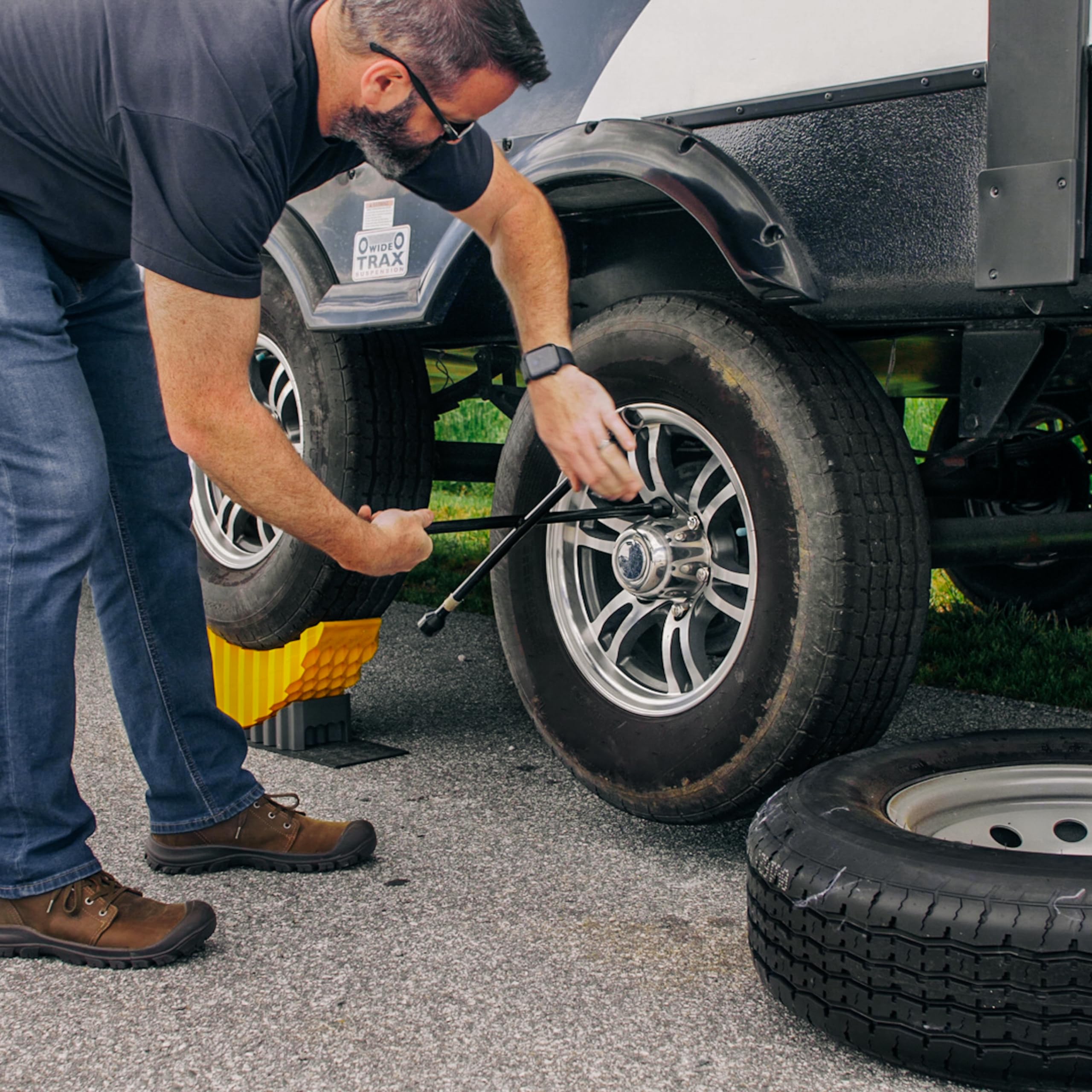 Camco Curved Camper/RV Trailer Aid - Features 6.5" of Lift & Includes Wheel Chock and Rubber Base Pad - Designed for Trailers Up to 20,000lbs & Compatible w/ Tires Up to 32" (44436)