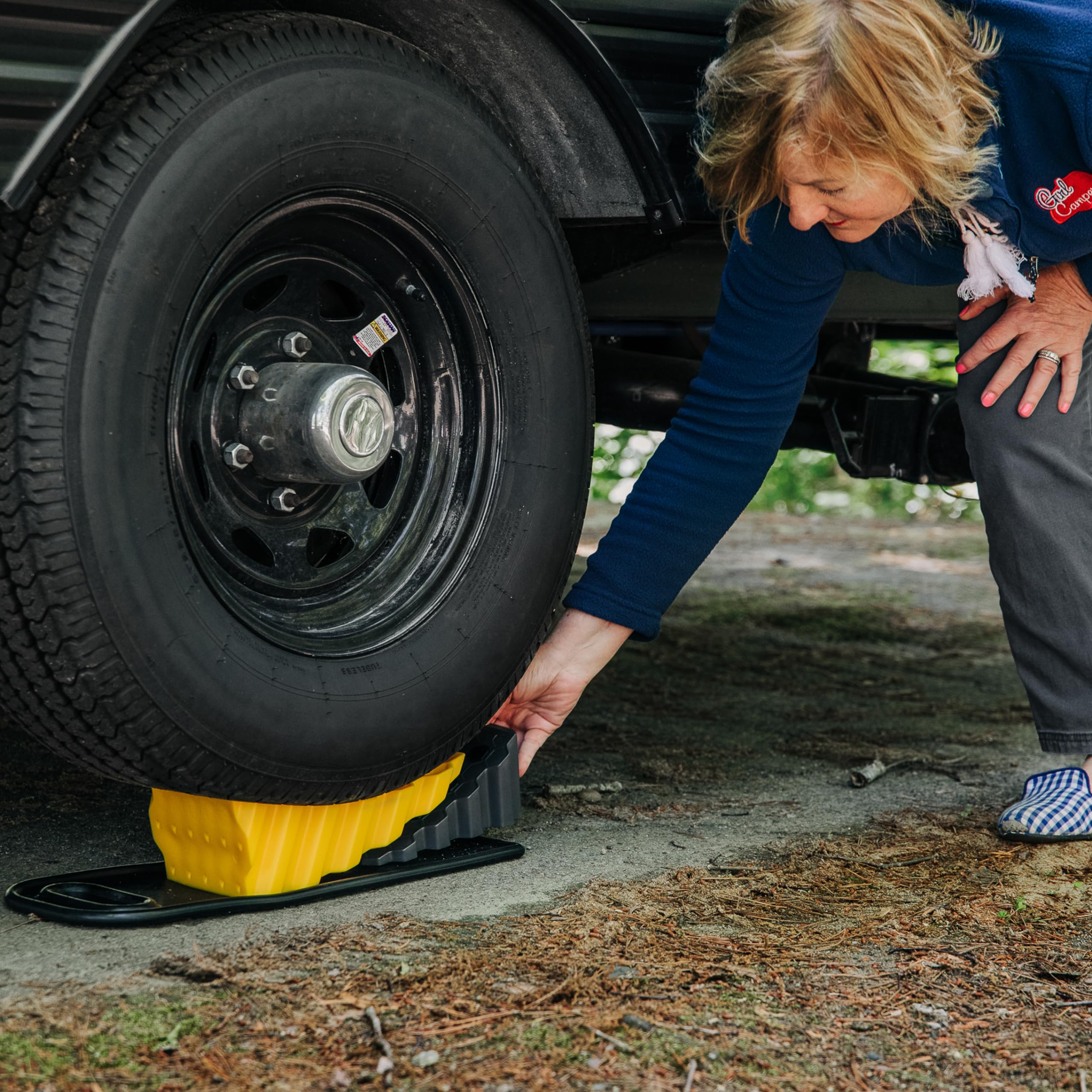 Camco Leveler Curved Camper/RV & Wheel Chock - Features Heavy Duty Honeycomb Design & Includes Non-Slip Rubber Grippers on Wheel Chock - Compatible w/Trailers Up to 30,000 lbs - 1-Pack (44423)