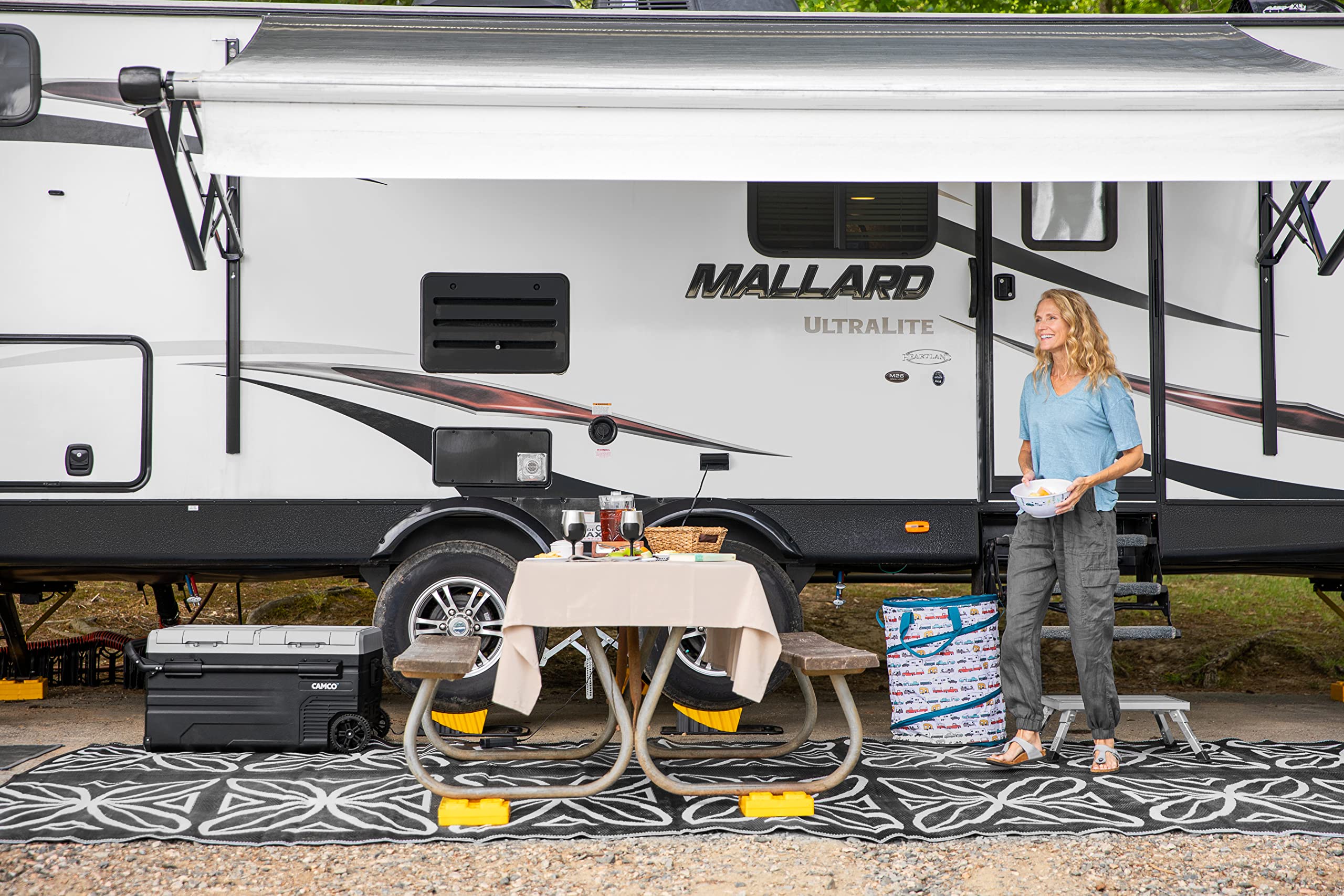 Camco Leveling Blocks Camper/RV - Features Stackable Interlocking Design & Includes Zippered Bag for RV Storage - Compatible w/Single Wheels, Dual Wheels, Tandem Axles & More - 4-Pack (44501)