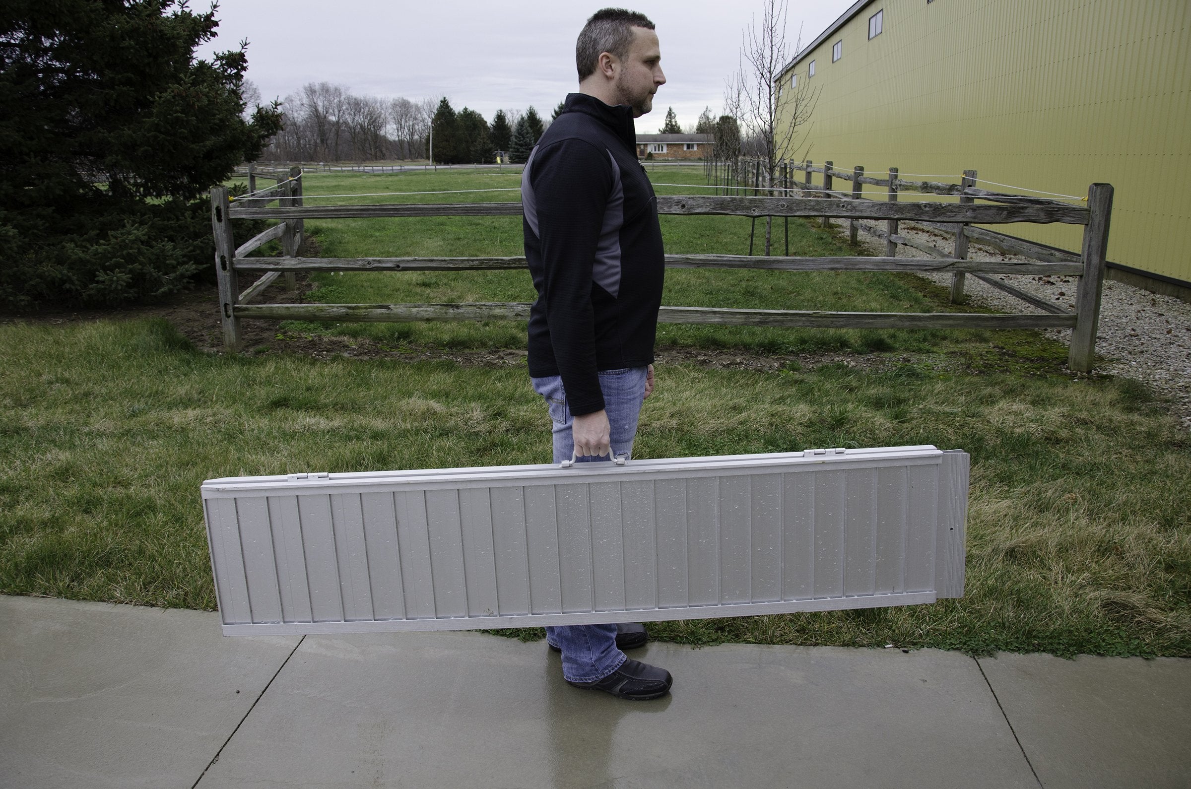 Center Folding Erickson Aluminum Ramp (1200 lb Rated, 72″ x 30″), 1 Pack