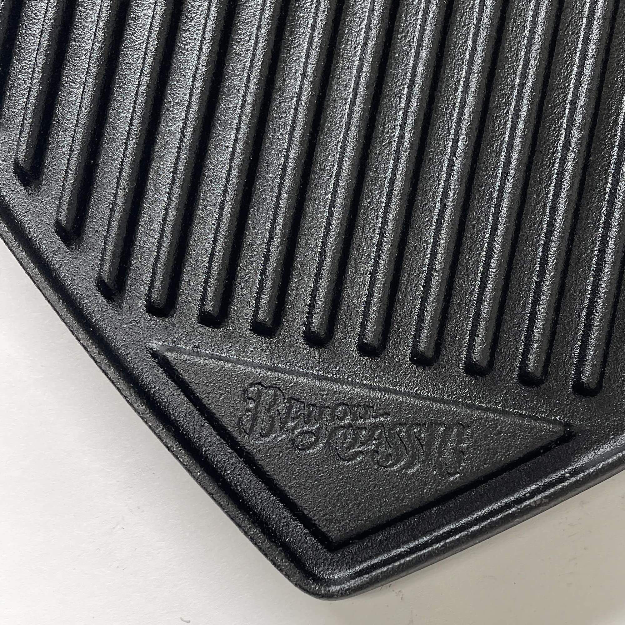 Bayou Classic 10.5-in Cast Iron Reversible Square Griddle Features Flat Side and Ribbed Grill Side Perfect for Large Batch Breakfast Burgers and Grilled Sandwiches Steaks and Chicken