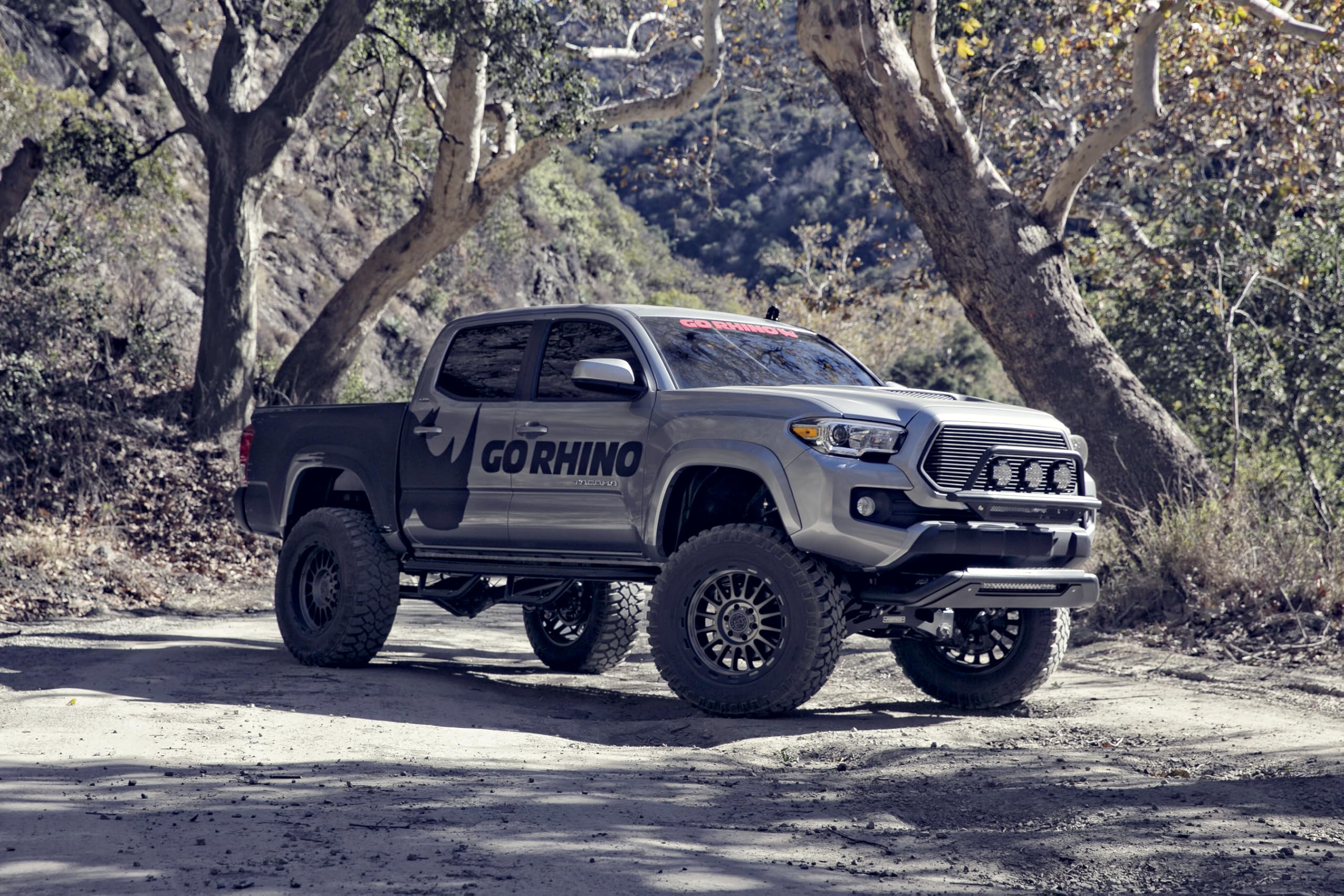 RC3 Grille Guard Go Rhino w/Center Steel Step and Hole for 20" Single Row LED Light Bar | Mild Steel, Textured Black | 55211T