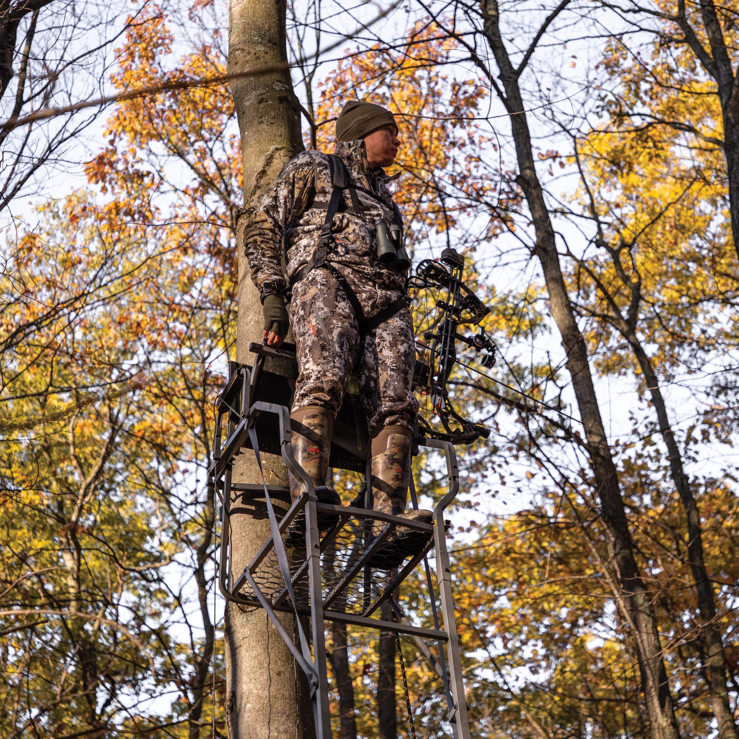 Bowman™ LS 1-Man Ladder Stand, Rivers Edge® 19’5” Height, Lockdown™ Strapping System, Designed for Archers, Flip-Up TearTuff™ Mesh Seat, 27” Deep Platform, RE675