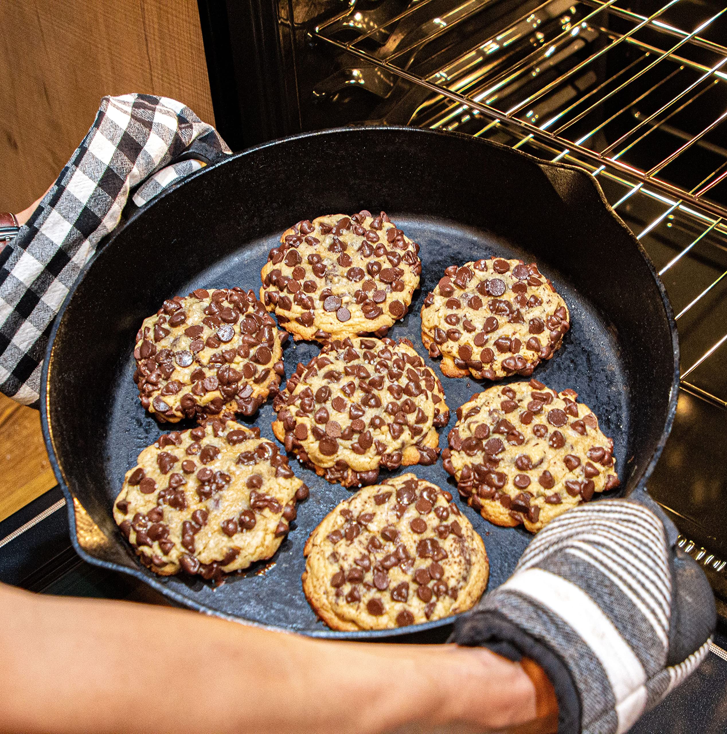 Bayou Classic 7439 Cast Iron 16-in Double-Handled Skillet w/Pour Spouts Features Large Loop Handles Perfect For Breakfast Roast Pan Frying Sautéing and Baking