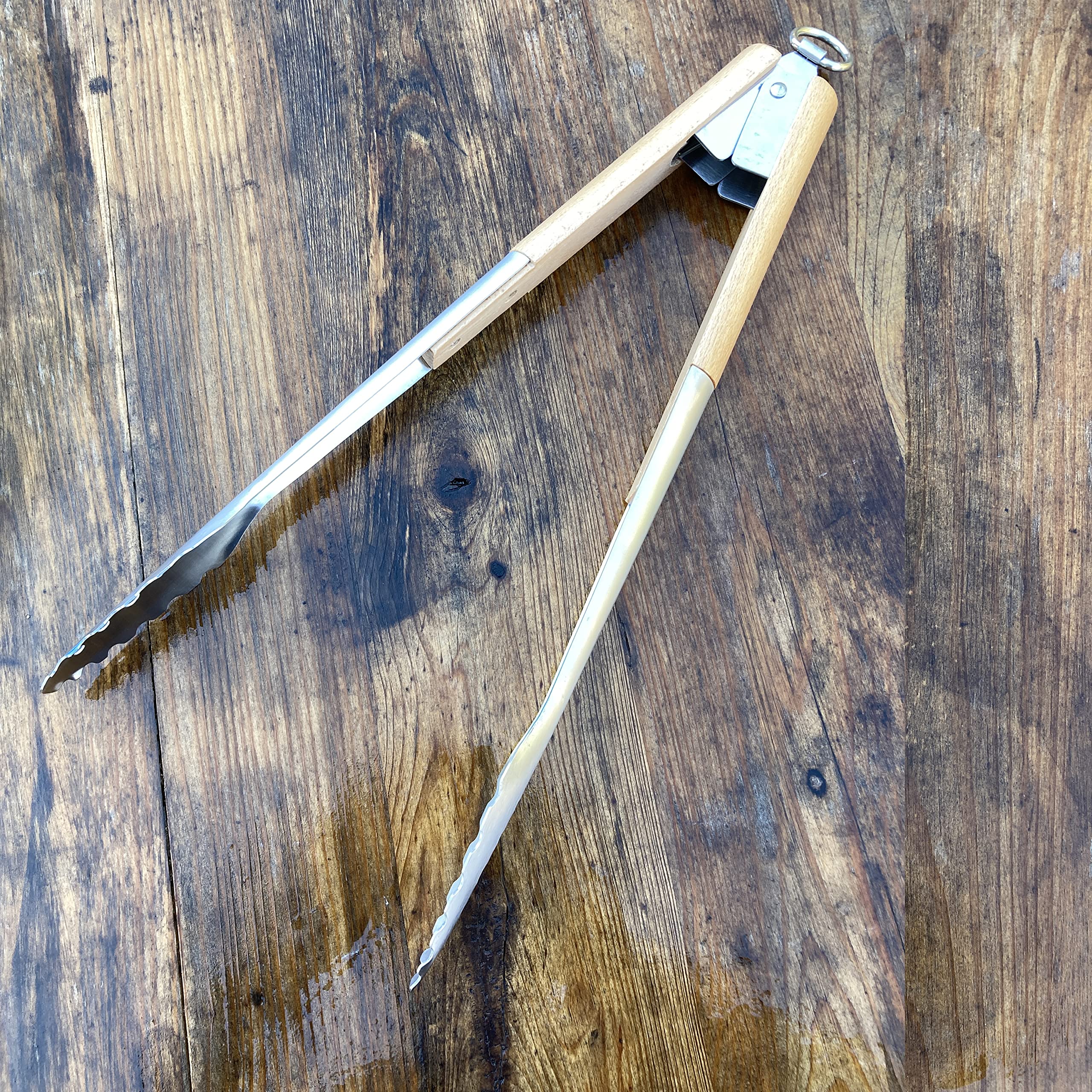 Locking Grill Tongs Bayou Classic Features 16-in Length Stainless Steel Construction w/Beech Wood Handle Perfect For Prepping and Serving Weeknight Dinners or Weekend Cookouts